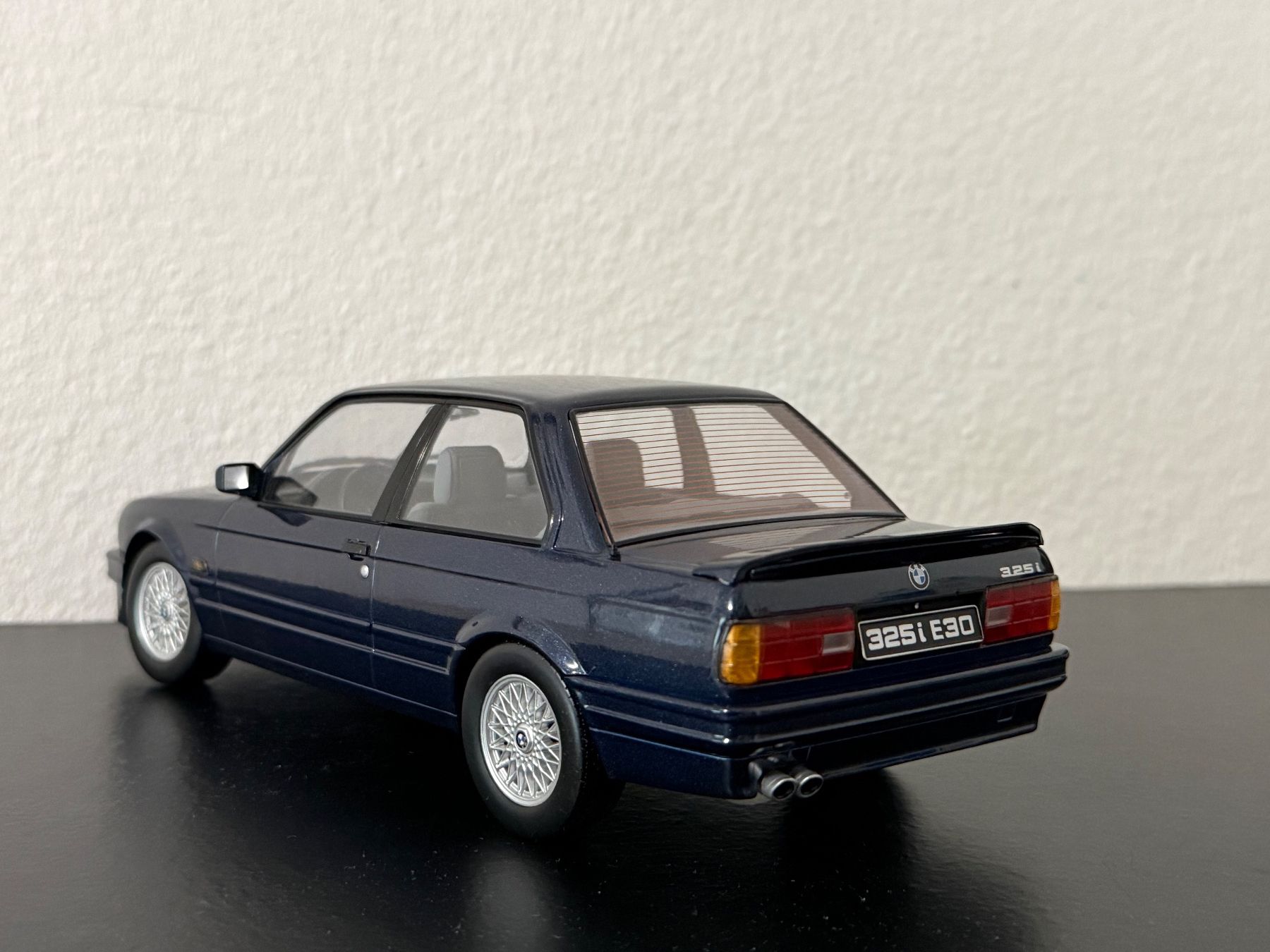 BMW Modellini d'auto: BMW 325 i E30 M Packet 2 1:18 KK Scale – Nuovo e nell'imballaggio originale da Bülach venduto da Meti2023 2
