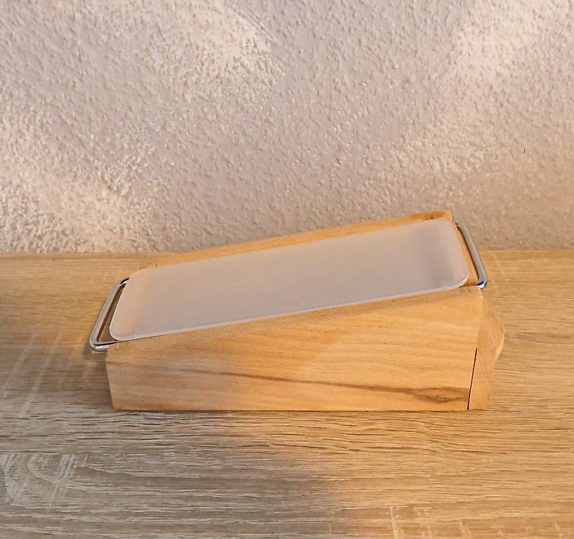 Elettrodomestici da cucina: Parmesanreibe mit Holzbehälter – Usato da Wettingen venduto da Ricolino2025 4
