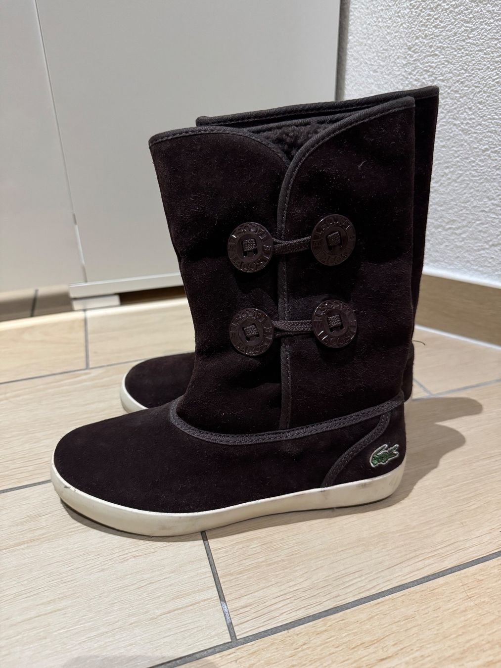 Lacoste Damenschuhe: Bottes Lacoste en daim marron, taille36 – Gebraucht aus Granges-Paccot von snowdi