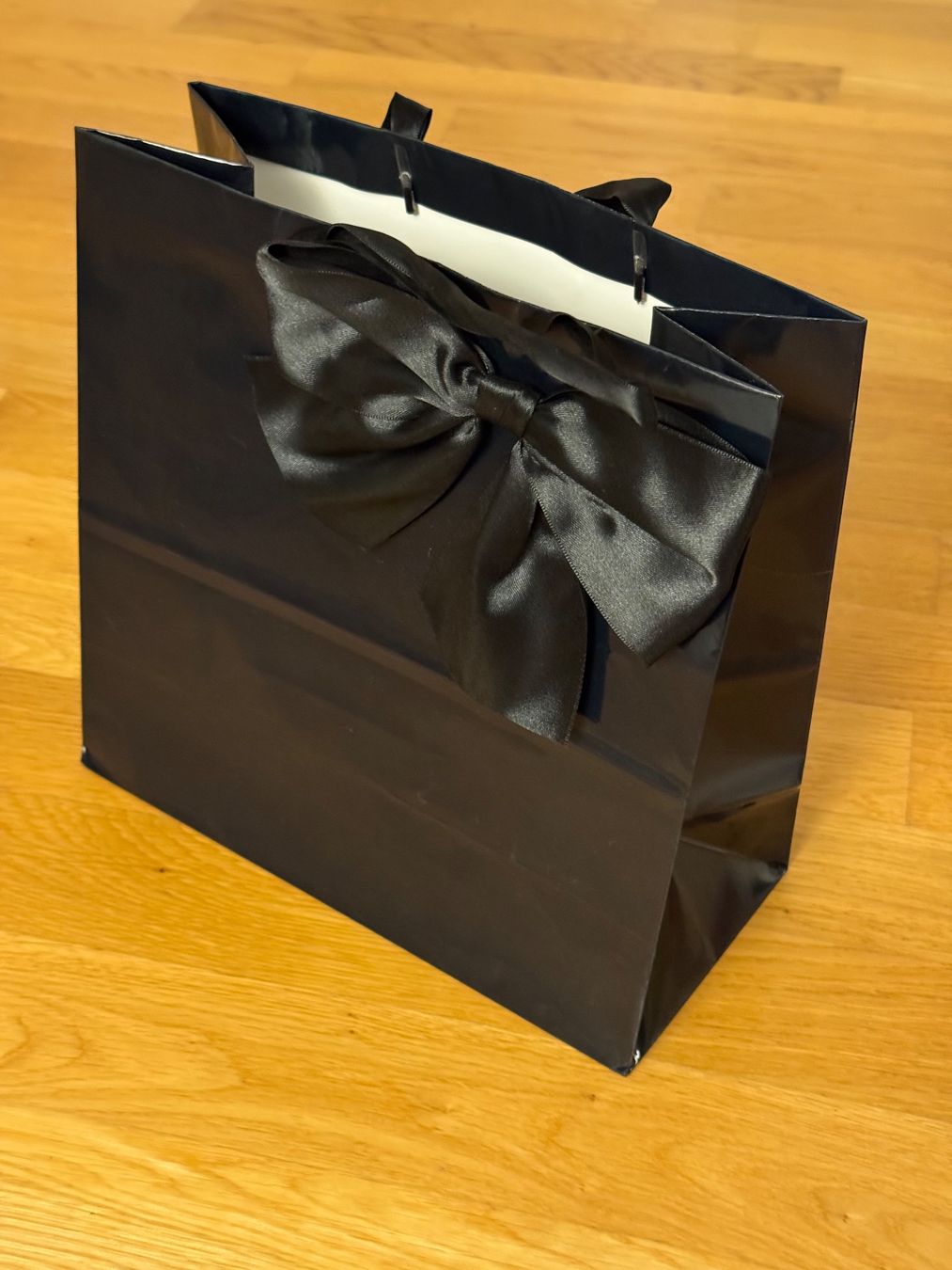 Papiere: Schwarze Geschenktüte / Papiertüte mit Schleife – Gebraucht aus Zürich von wtpooh 2