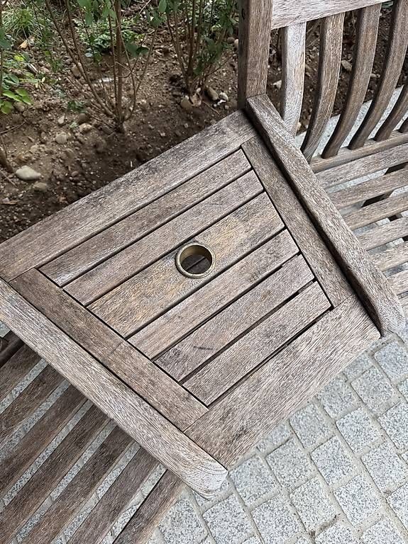 Set di tavolo e panche: Tisch Stuhl Kombination mit Schirmständer  – Usato da Zollikerberg venduto da sop_p82l 1