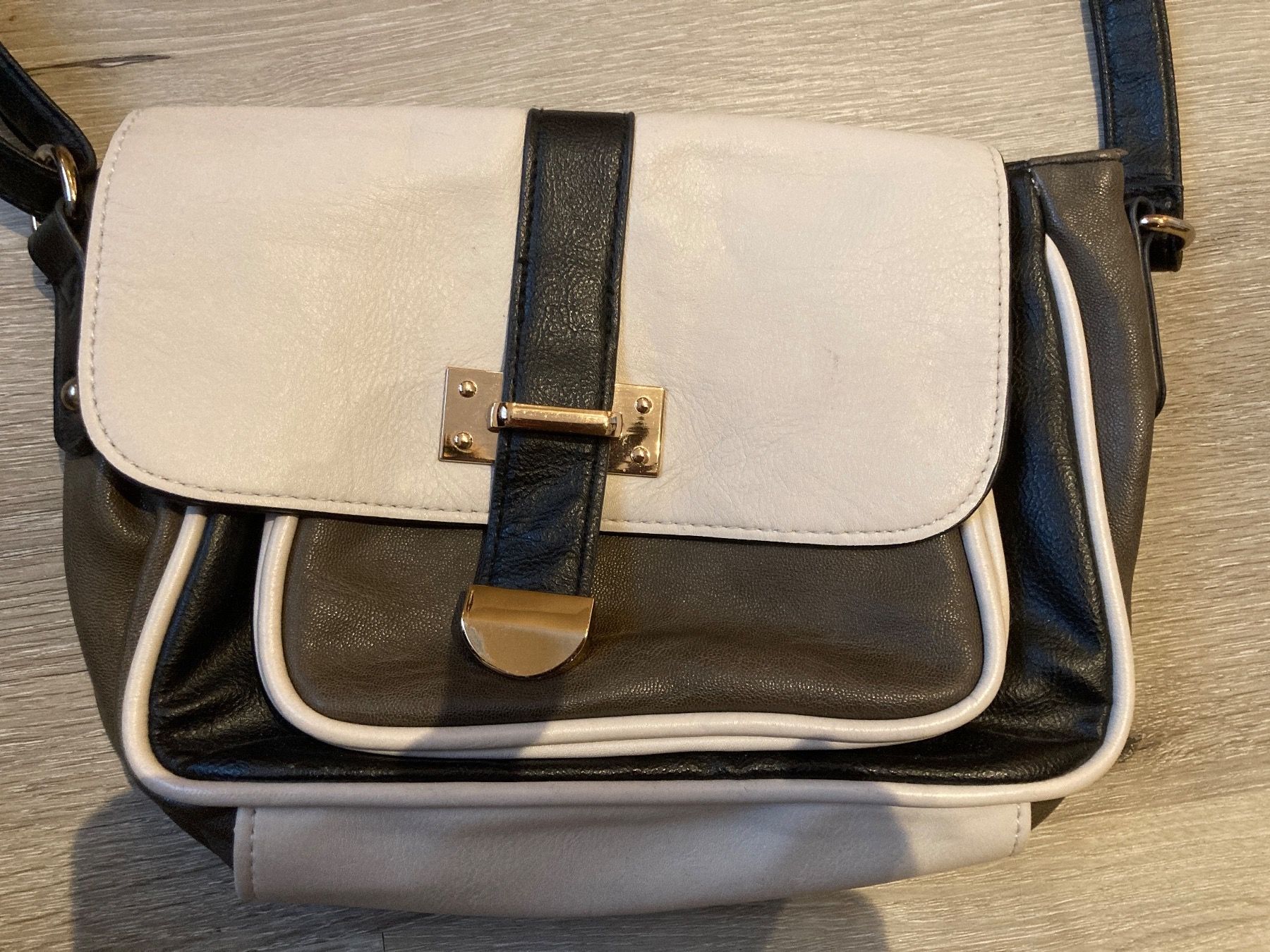 Taschen für Damen: Handtasche – Gebraucht aus Gelterkinden von froggy80 1