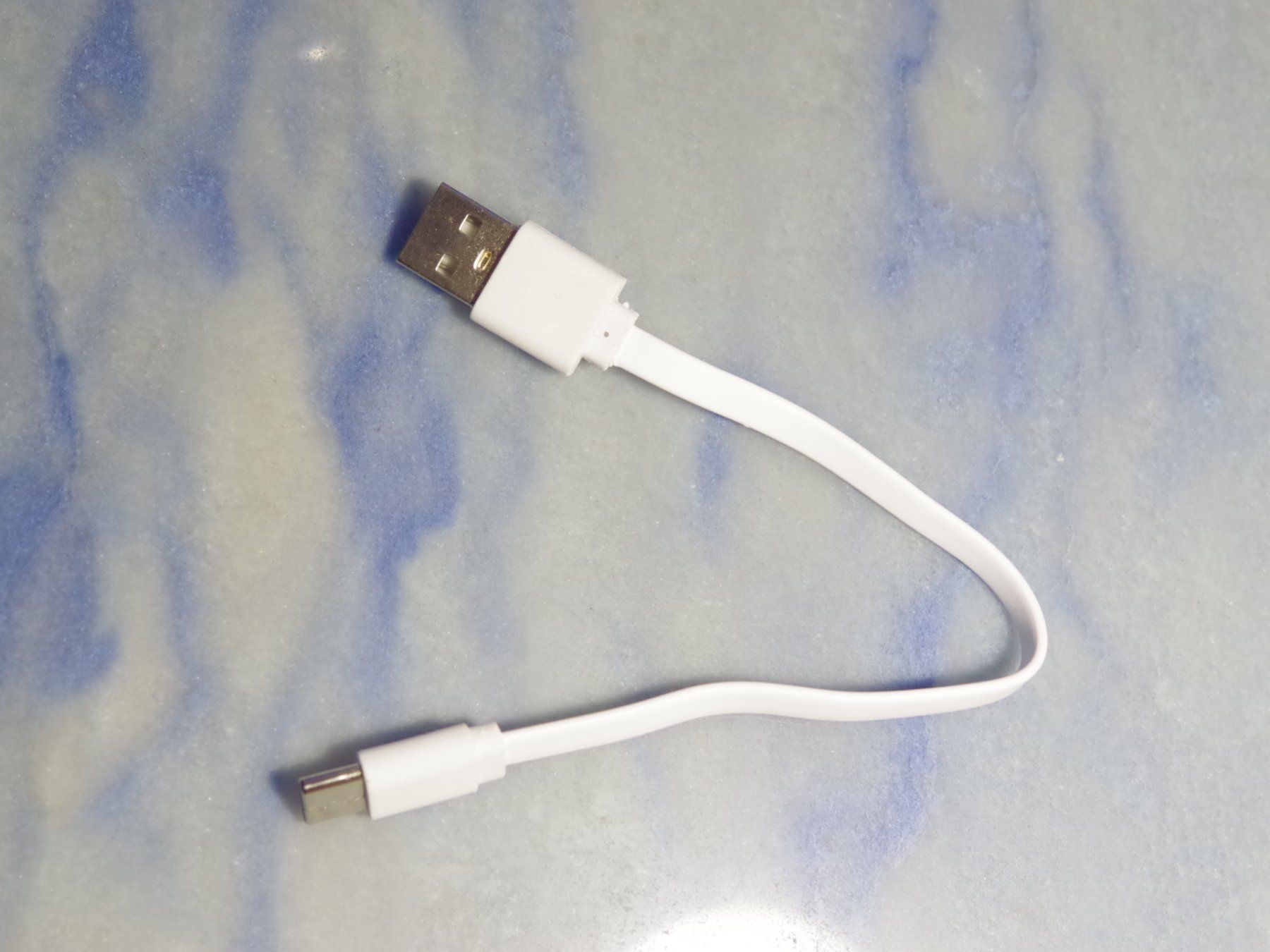Cavi: Ladekabel USB-C flach, 20cm – Nuovo (secondo la descrizione) da Erlinsbach venduto da Yanny