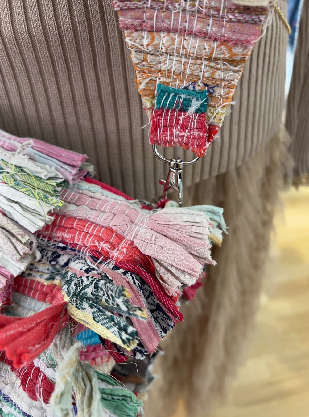 Borse da donna: Handmade Umhängetasche aus recyceltem Stoff – Nuovo e nell'imballaggio originale da Zürich venduto da Naebeli 3
