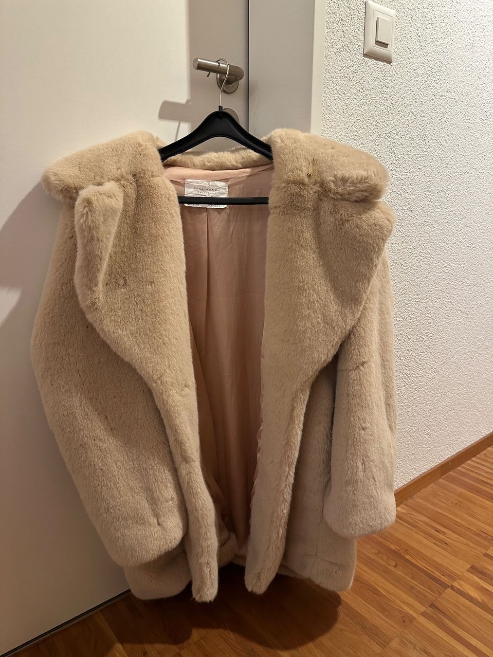 Zara Cappotti: Pelzmantel (unecht) - Zara - Beige – Usato da Zürich venduto da CharlotteAr