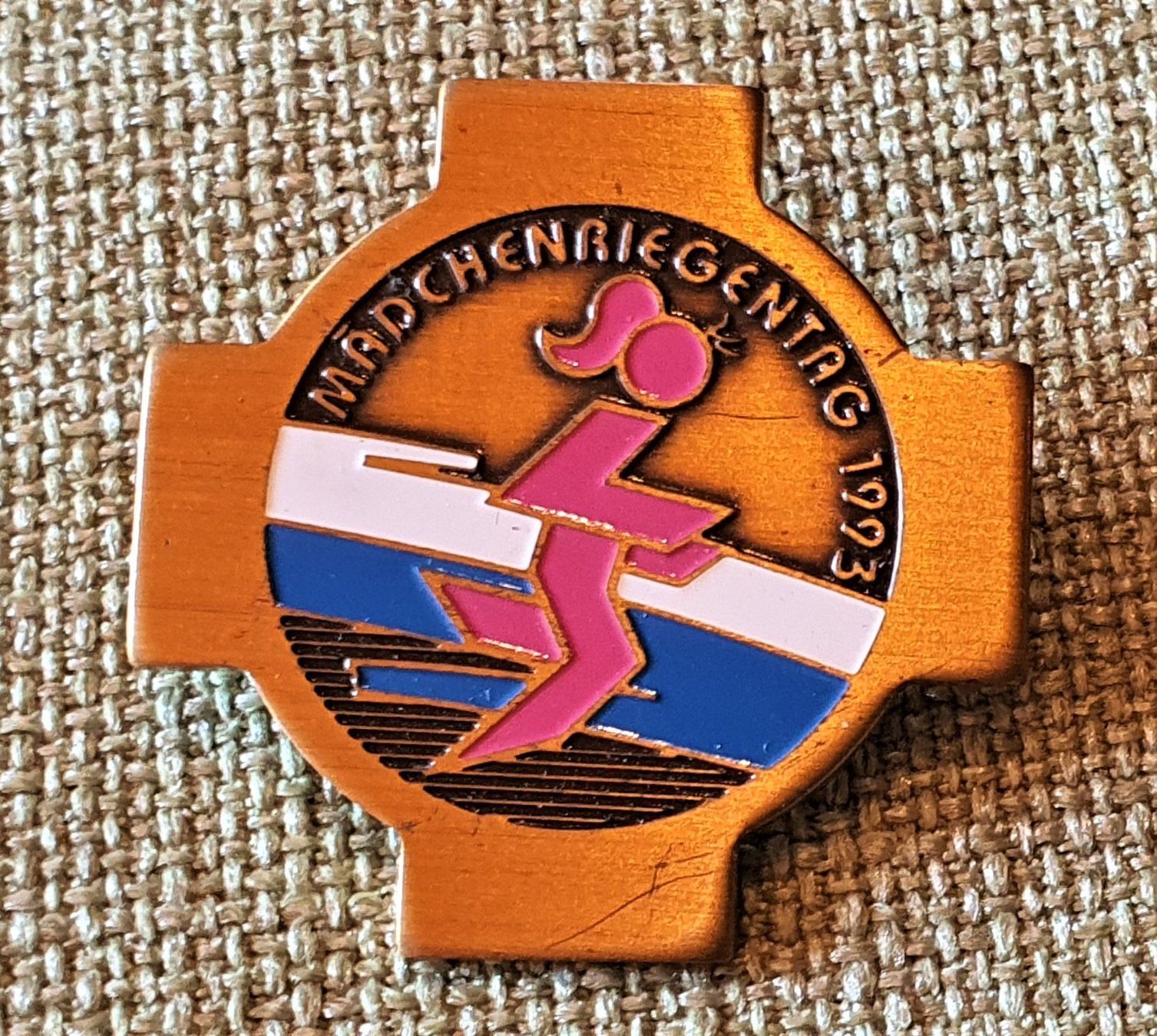 Placchette & Badge: M262 - Pin Mädchenriegentag 1993 – Usato da Reinach BL venduto da Boston-Verkauf