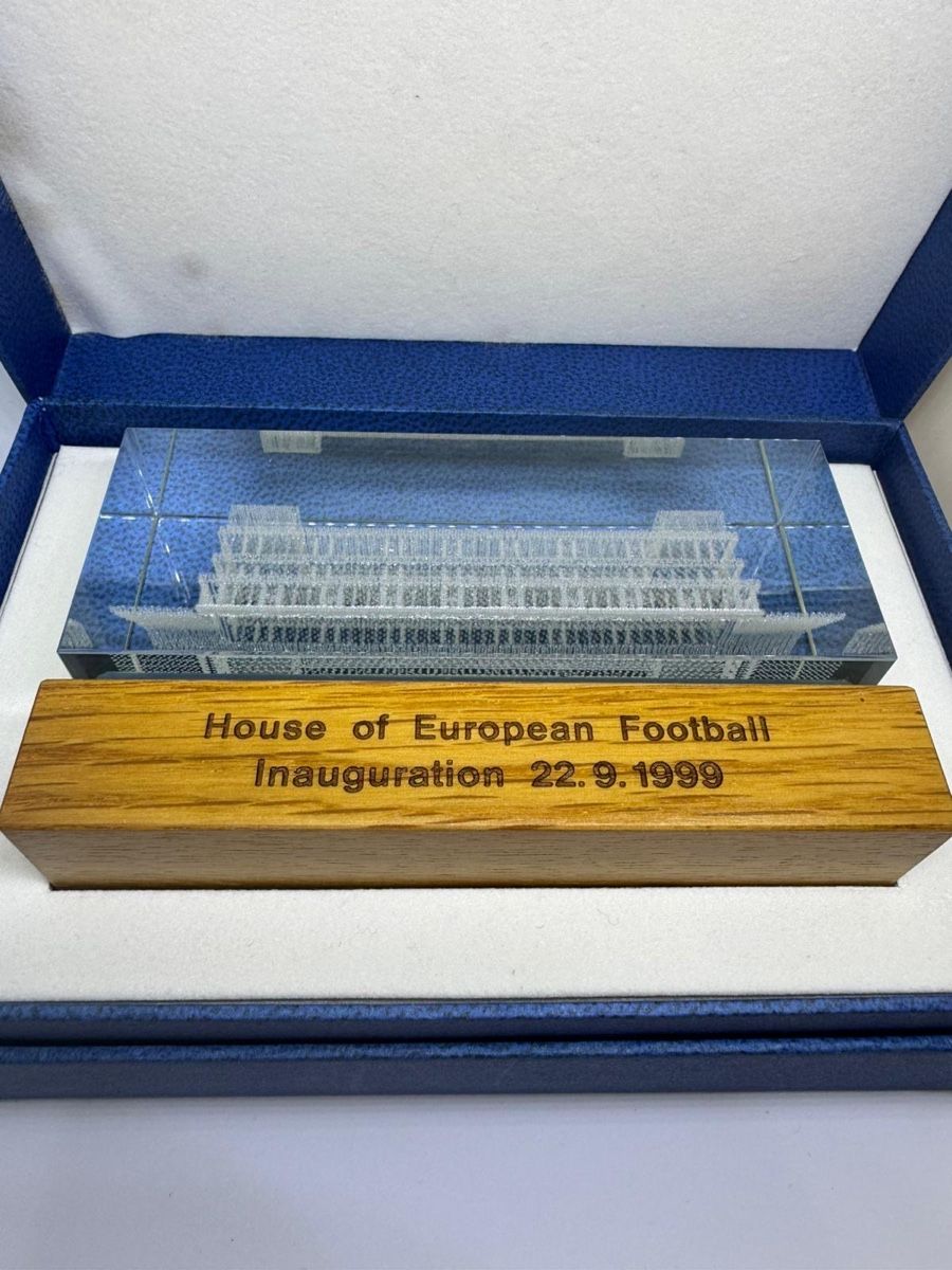 Tutte le decorazioni: UEFA inauguration souvenir – Nuovo e nell'imballaggio originale da Coinsins venduto da LaTof88