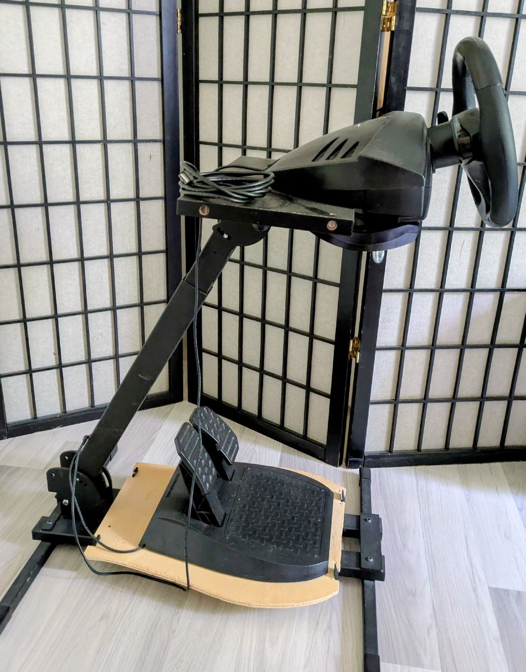 Thrustmaster Controller: Volant thrustmaster avec support de conduite.  – Usato da Châtonnaye venduto da Enjie 5