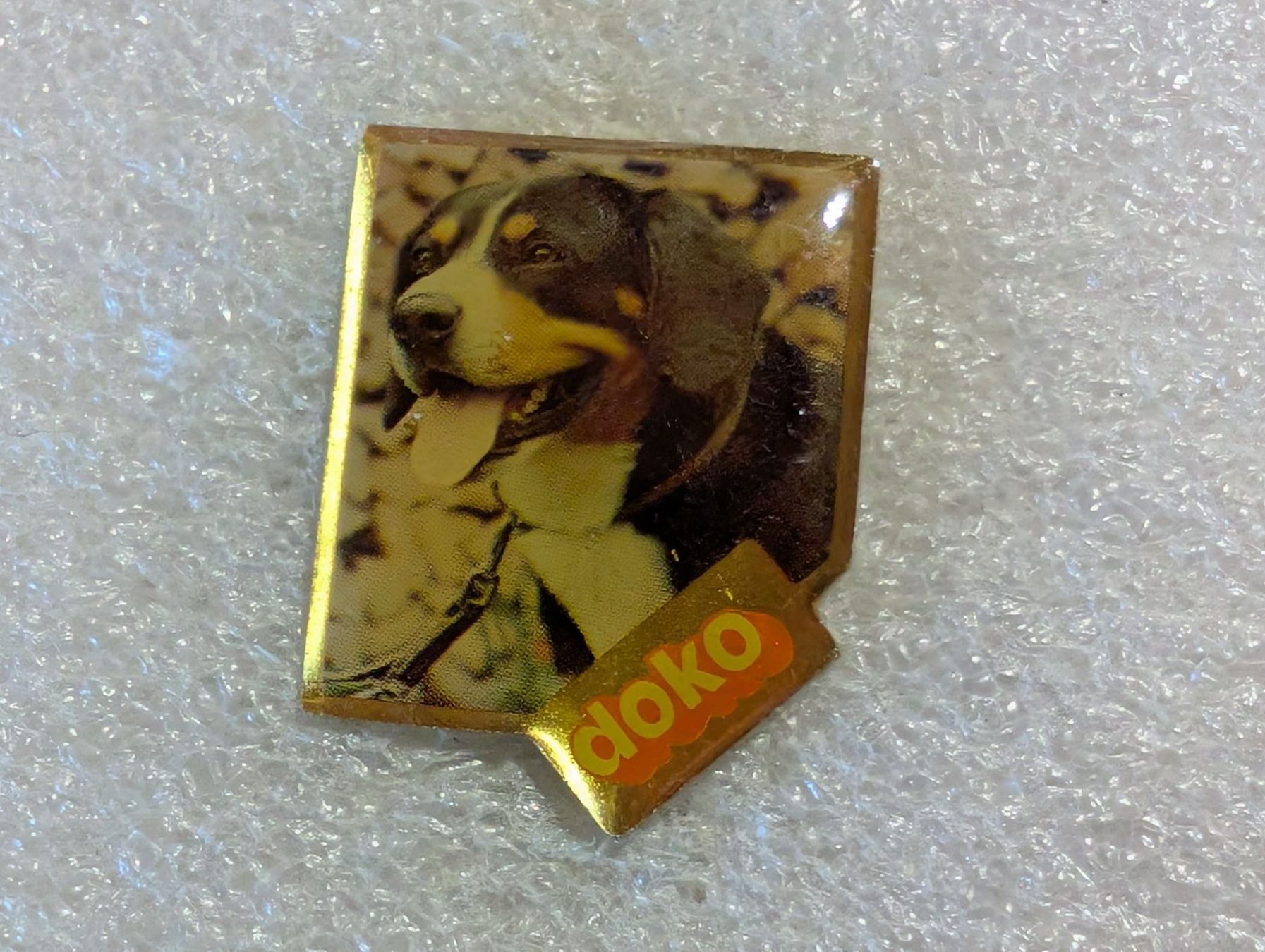 Placchette & Badge: Ansteckpin 102: Doko – Usato da Oppligen venduto da Pin-Fall-Shop