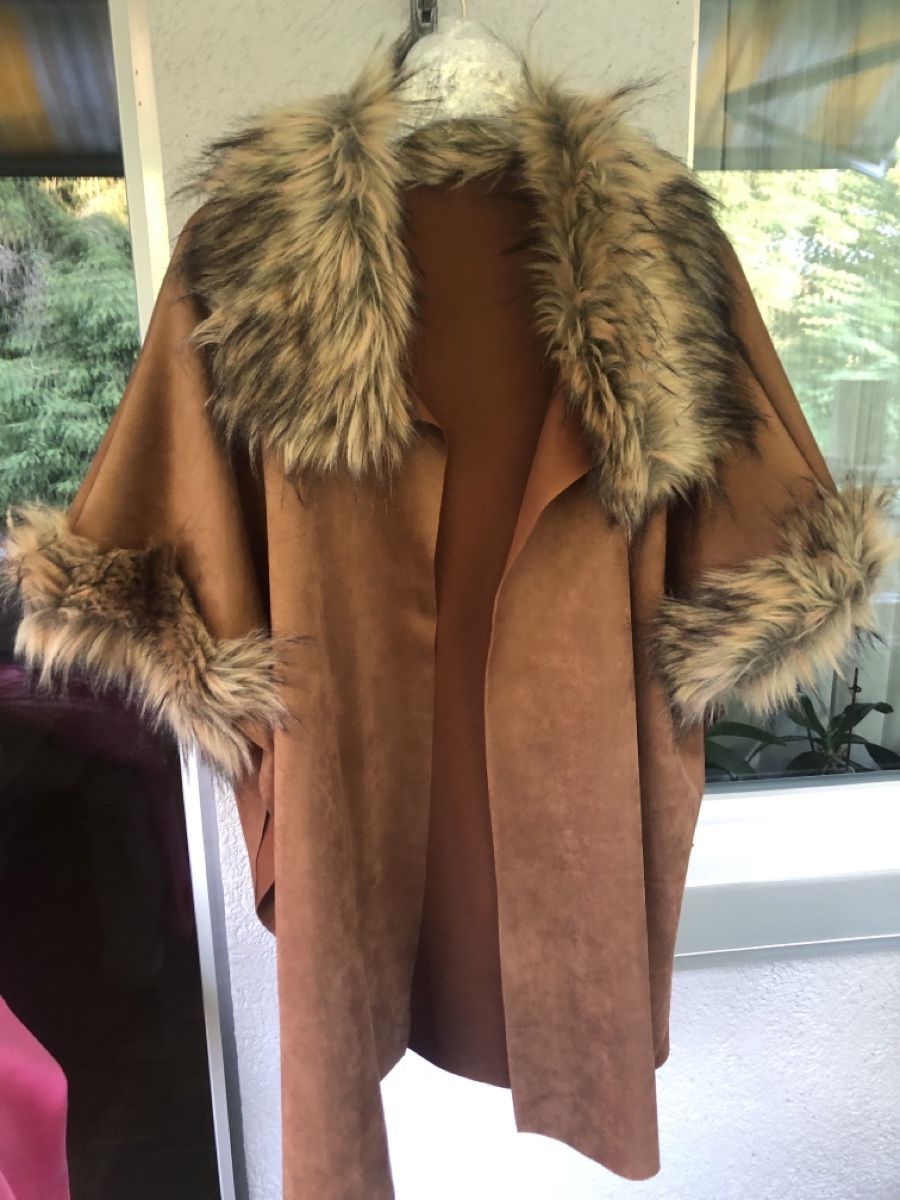 Jacken: Cape mit Fellbesatz braun Neu – Neu (gemäss Beschreibung) aus St.Gallen von nitka.