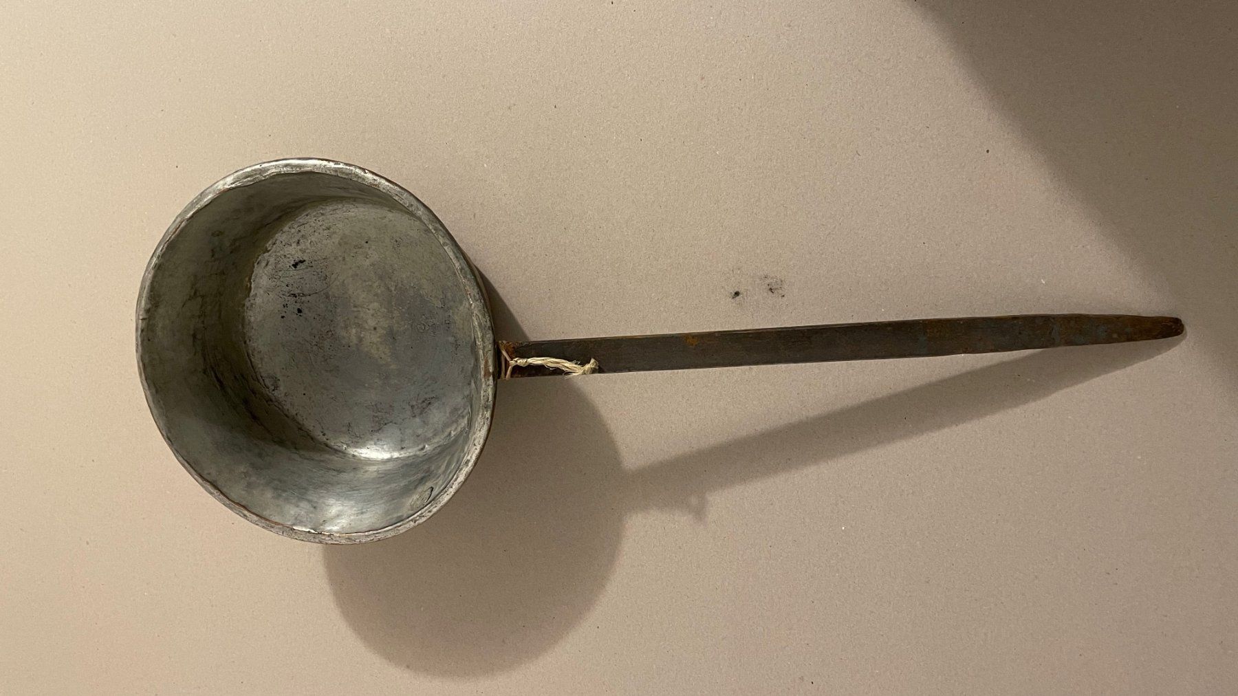 Tutte le decorazioni: Historische Schöpfkelle 2 L 67cm; D 24cm – Usato da Gelterkinden venduto da RemoViscardi 1