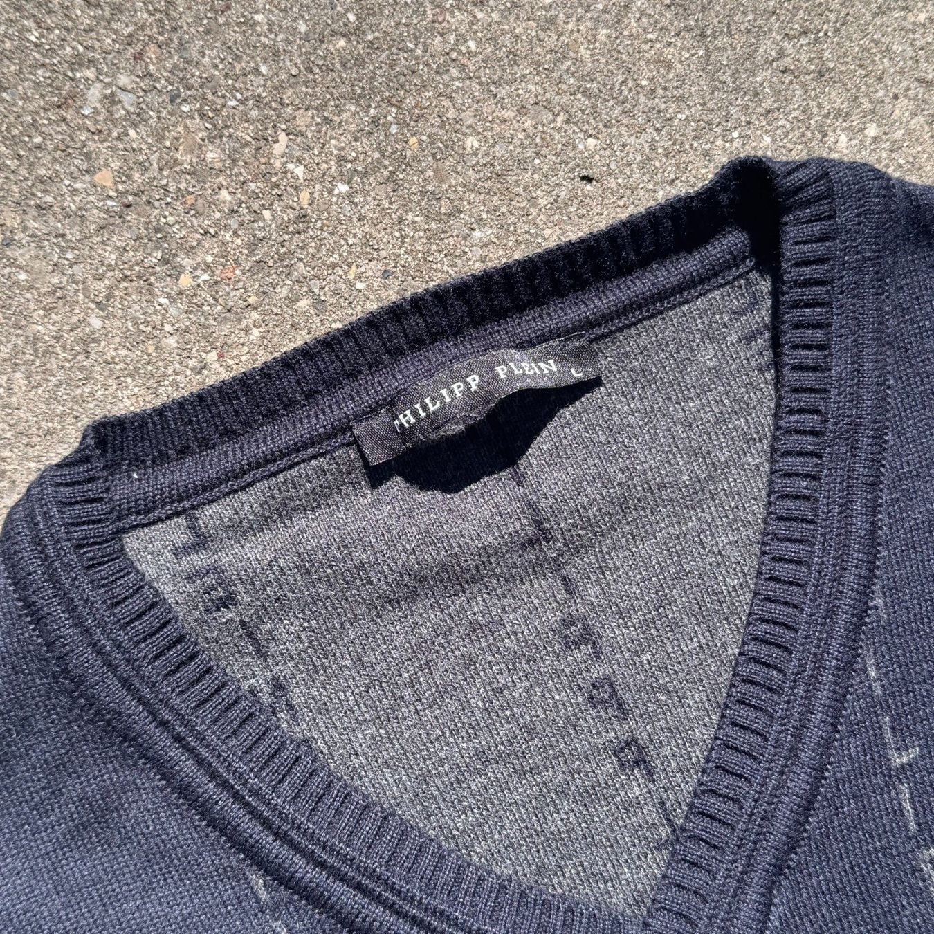 Philipp Plein Maglioni & Felpe: Philipp Plein monogram navy-blue V-neck sweater – Usato da St. Gallen venduto da sourced_limited 2