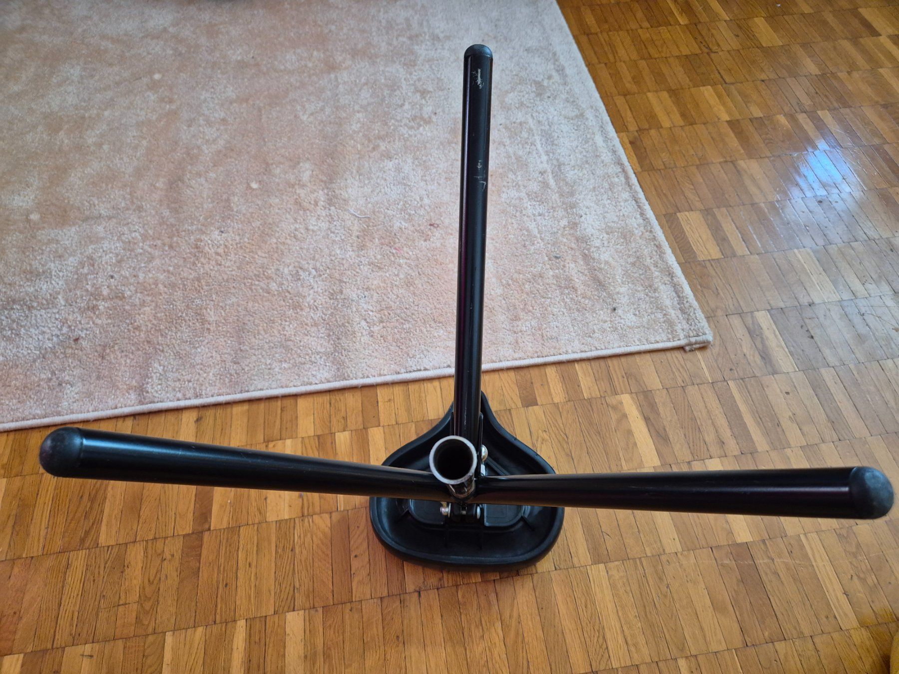 Sgabelli: Tabouret design pliable avec selle de velo – Usato da Monthey venduto da McAuthor 2