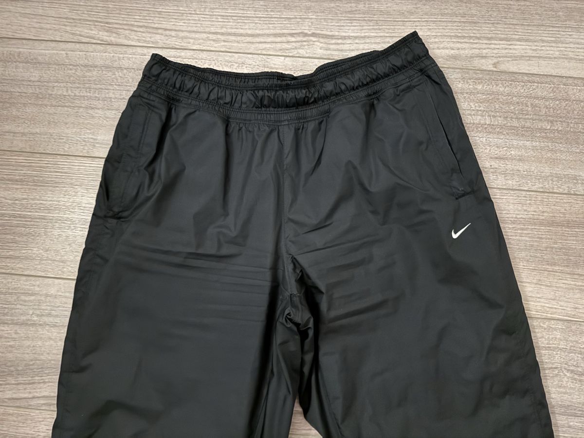 Nike Pantaloni: NIKE Damen Trainerhosen Gr. M schwarz – Usato da Bonstetten venduto da VCLS 1