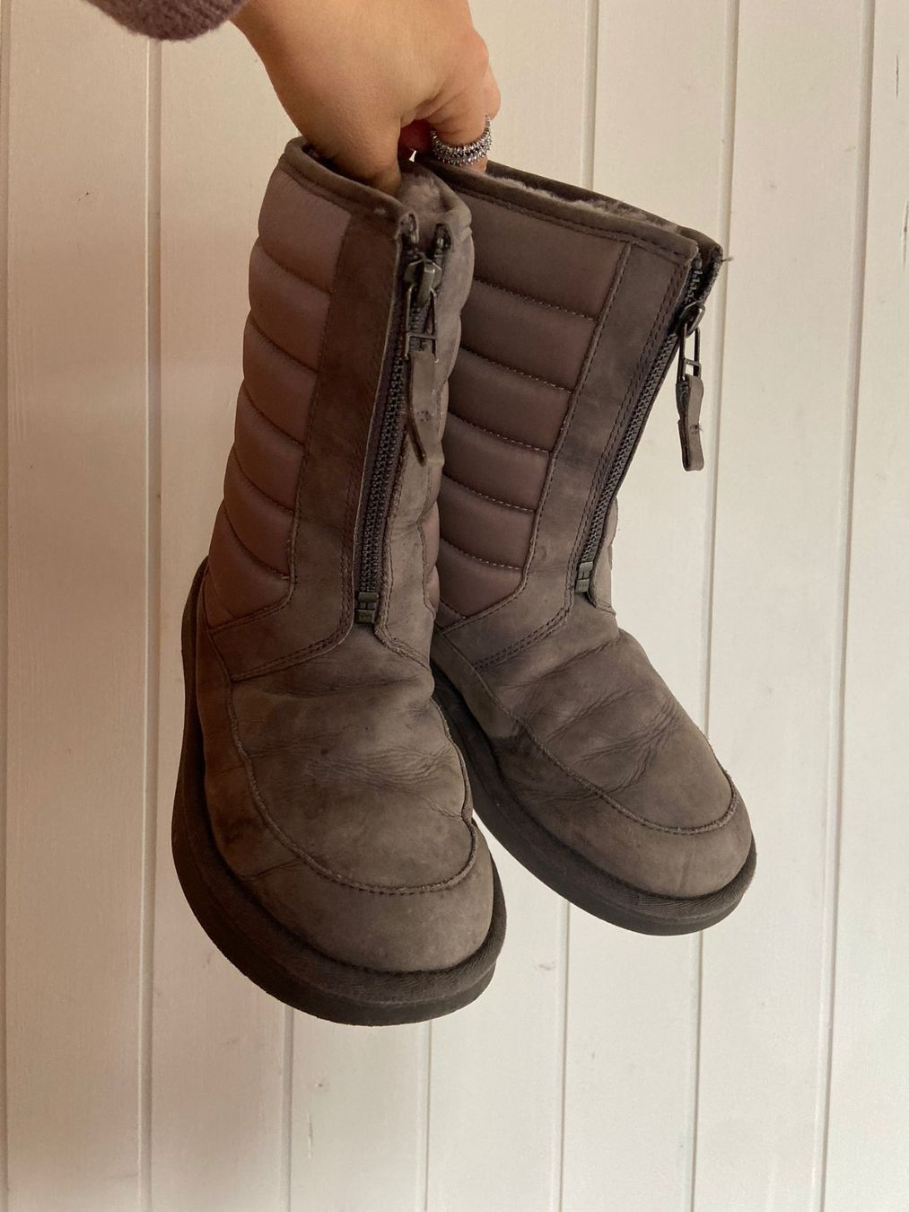 Ugg Scarpe da donna: UGG Schnee Boots Lammfell gr 37 – Usato da Jonen venduto da Lux.K.
