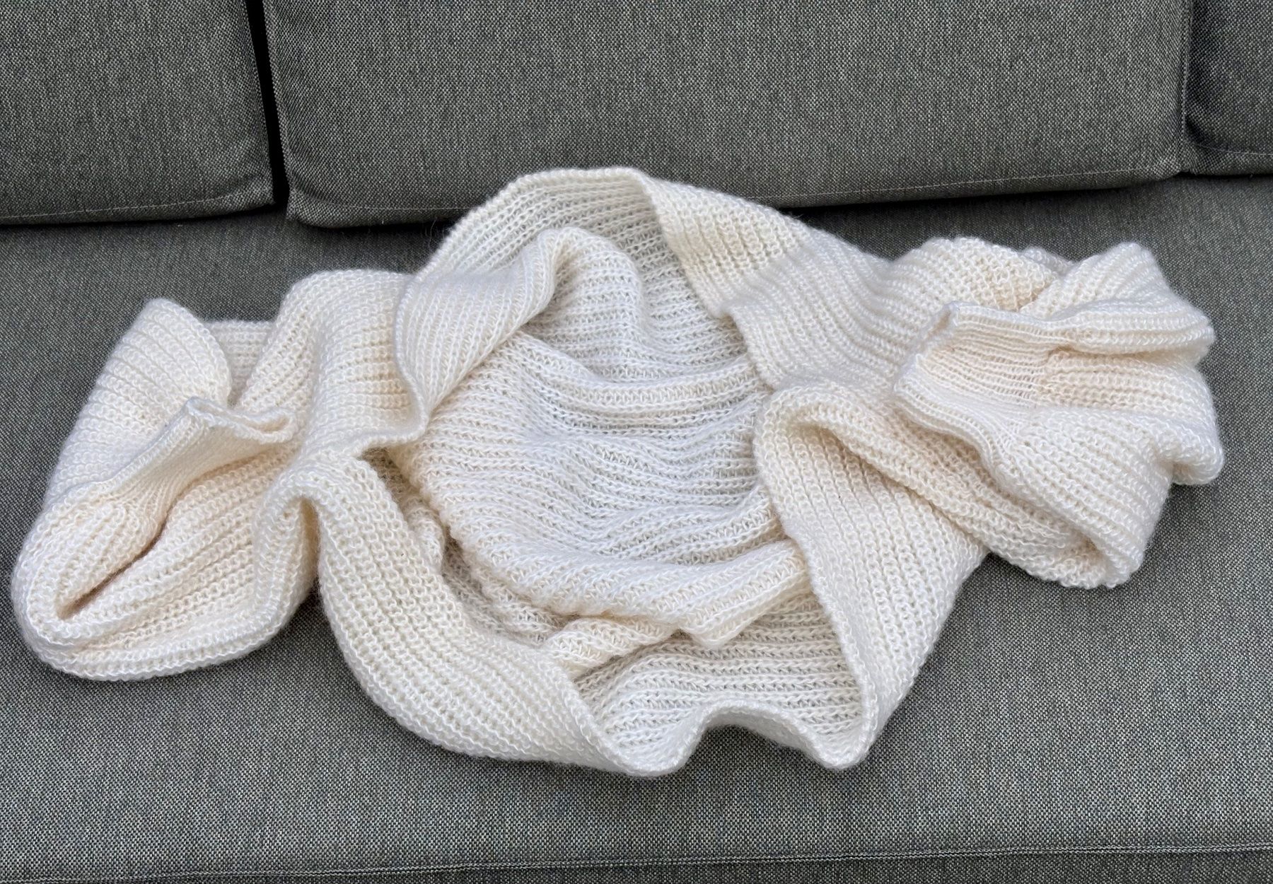 Foulard & Sciarpe: Weisser gestrickter Ärmelschal – Usato da Oberrieden venduto da pet_n2c2 2