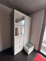 Weisser Schrank mit Schubladen und Kleiderstange