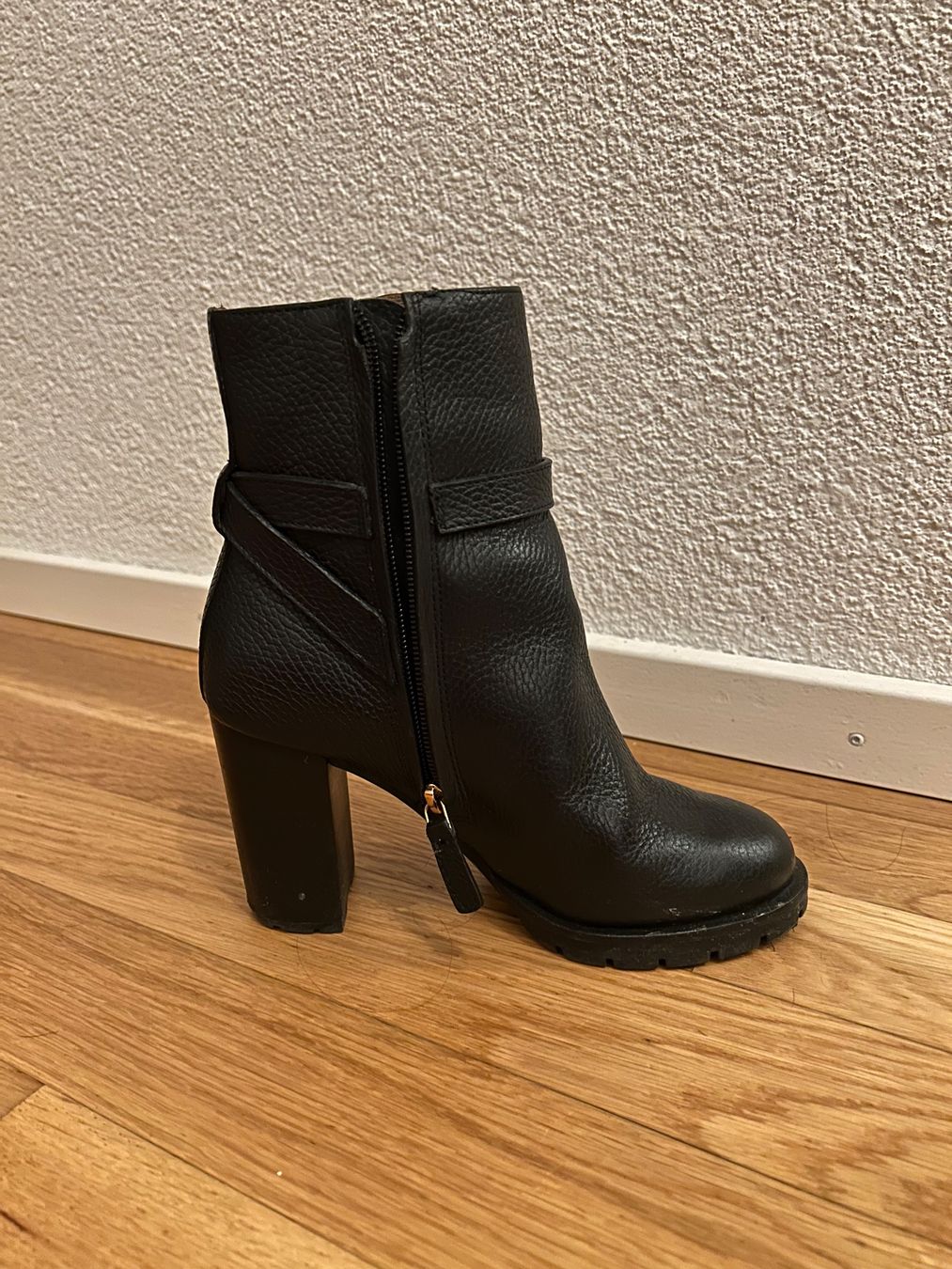 Tory Burch Scarpe da donna: Bottines Tory Burch en cuir - Taille 36 – Usato da Solothurn venduto da MO_C23 1