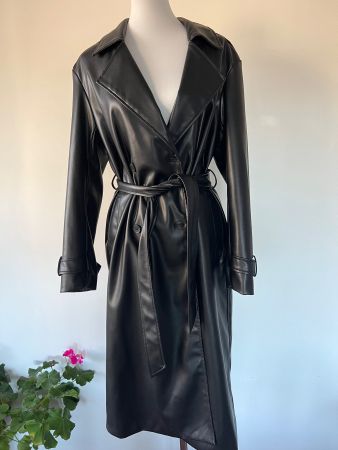 Amisu Schwarzer Kunstleder Trenchcoat, Grösse 38 - Herbst!