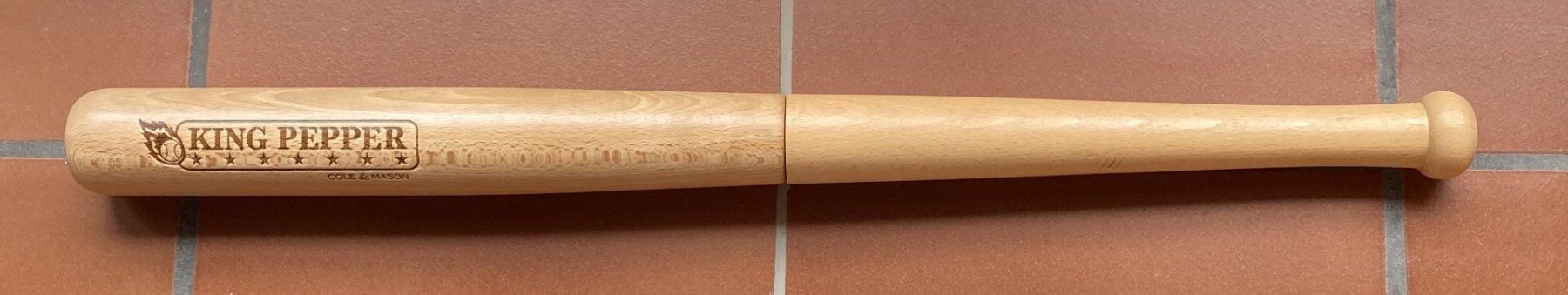 Küchengeräte: Pfeffermühle in Baseballschläger-Grösse – Neu (gemäss Beschreibung) aus Orselina von Vrenegonde