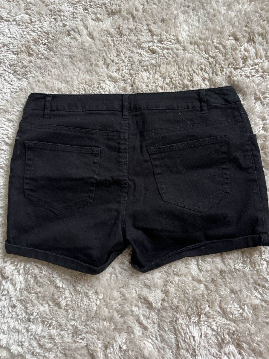 Pantaloni: hotpants – Usato da Sumiswald venduto da leo_td9p 1