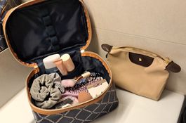 Grosses Beautypaket mit Kosmetiktaschen - neuwertig