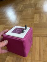 Toniebox lila mit 5 Figuren und Ladegerät, guter Zustand