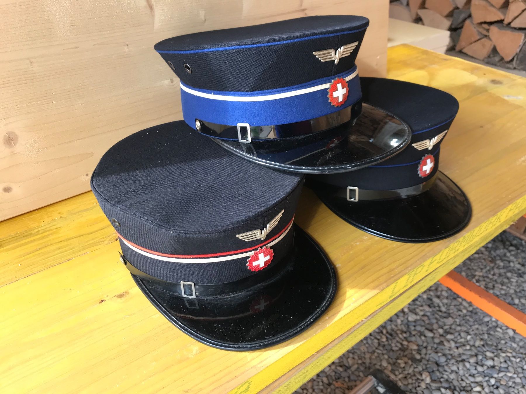 SBB/CFF/FFS Uniformen: Lot mit SBB Mützen – Gebraucht aus Erschwil von Freitag1 2