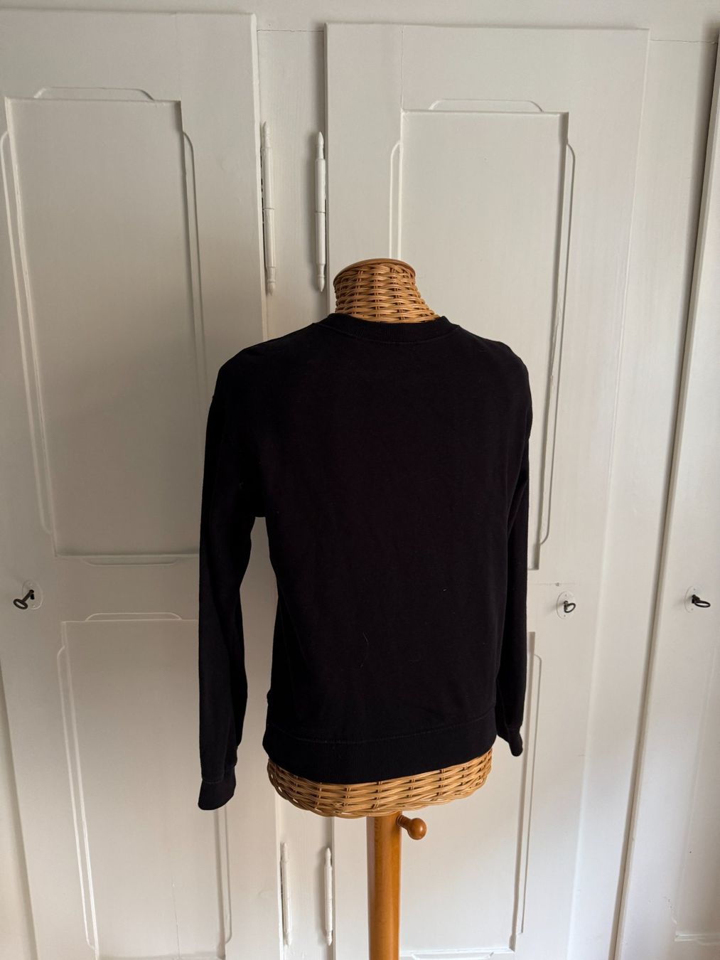 H&M Maglioni & Felpe: Disney Sweatshirt schwarz mit Mickey Mouse XS – Usato da Zürich venduto da Diazaio 2