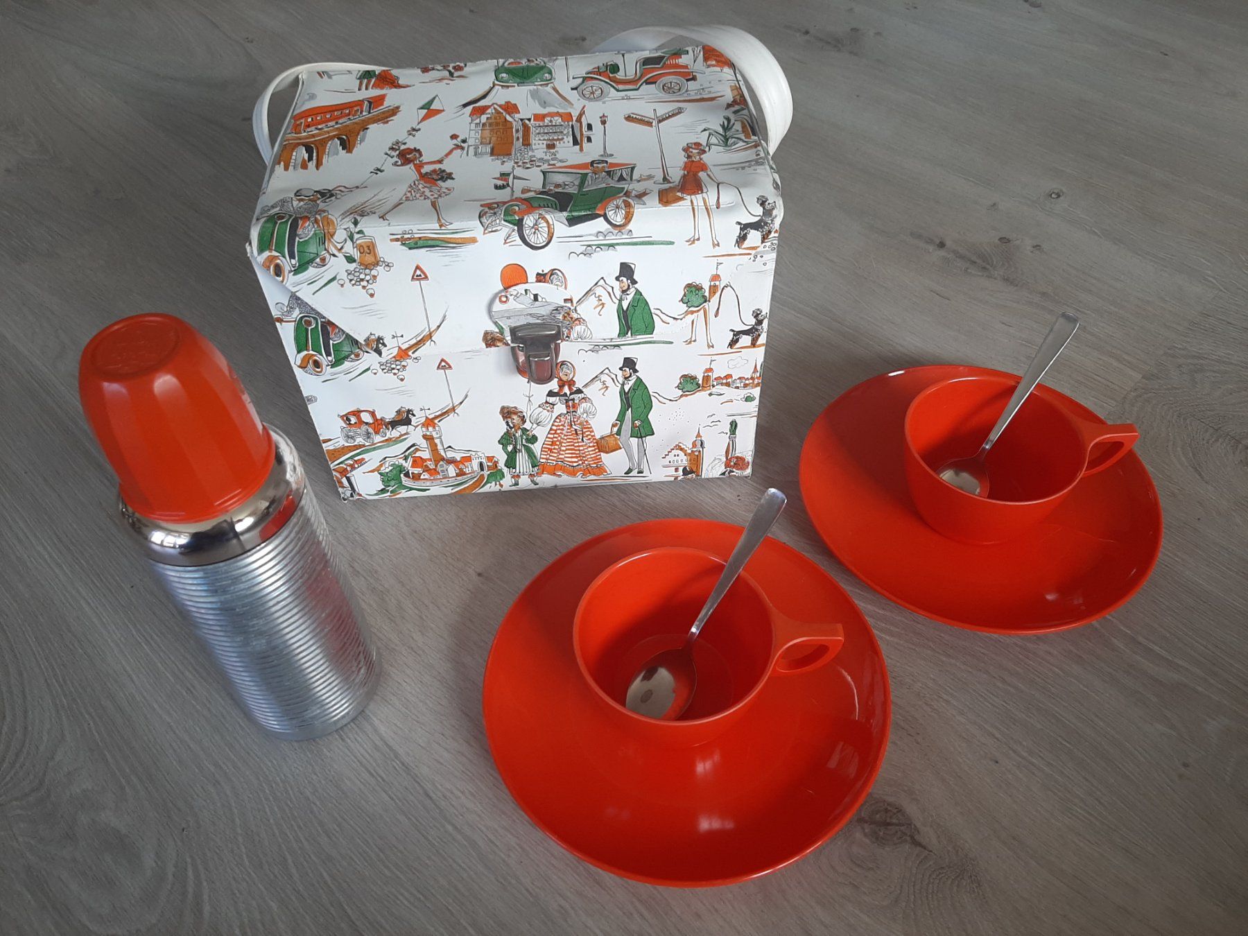 Set di piatti: Mid Century 50er 60er Vintage Oldtimer Camping Picknick Set – Usato da Erschwil venduto da Karabella 4