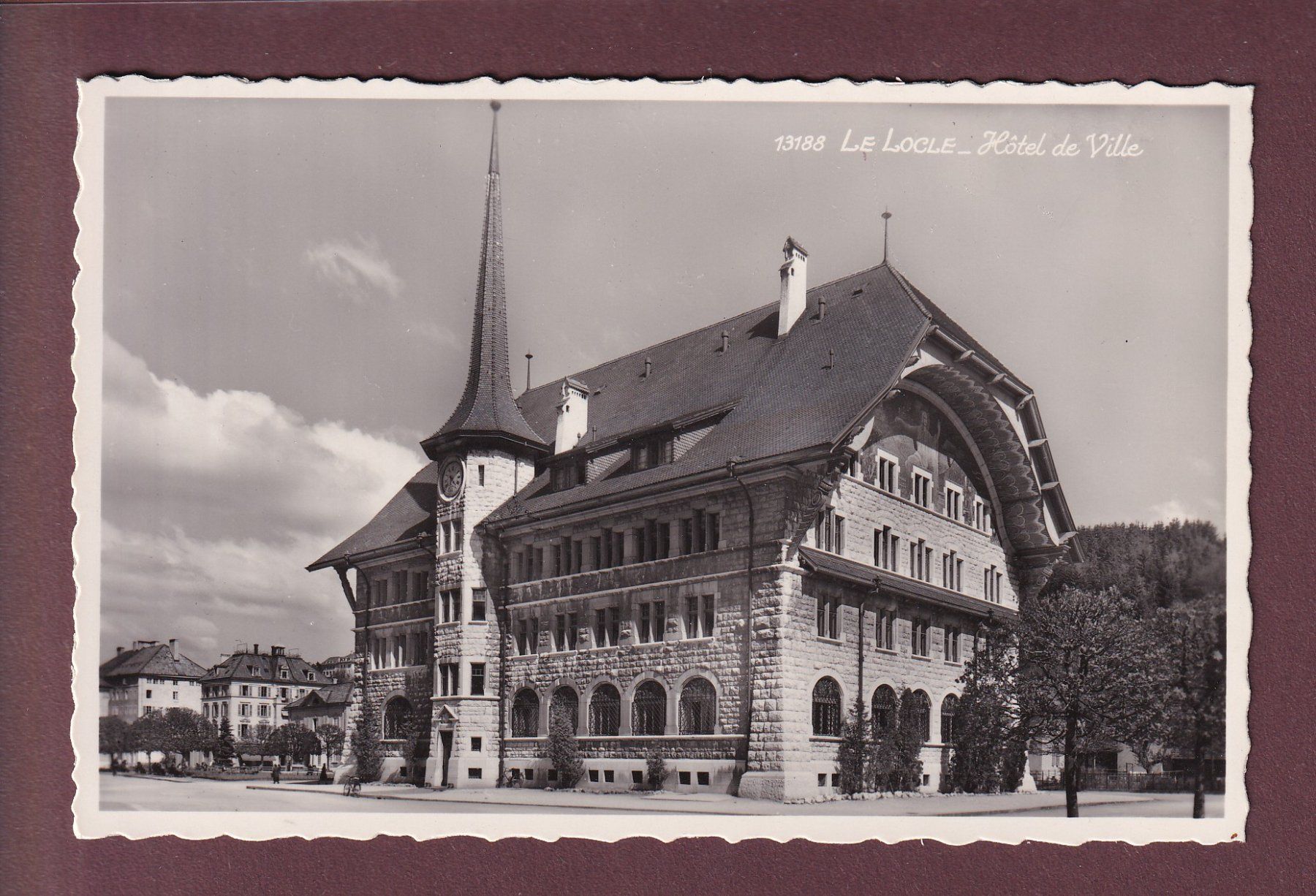 Cartoline postali: LE LOCLE - Hôtel de Ville – Usato da Pully venduto da nicecards