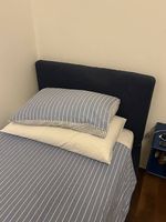 Letto singolo con contenitore blu con piumino a righe