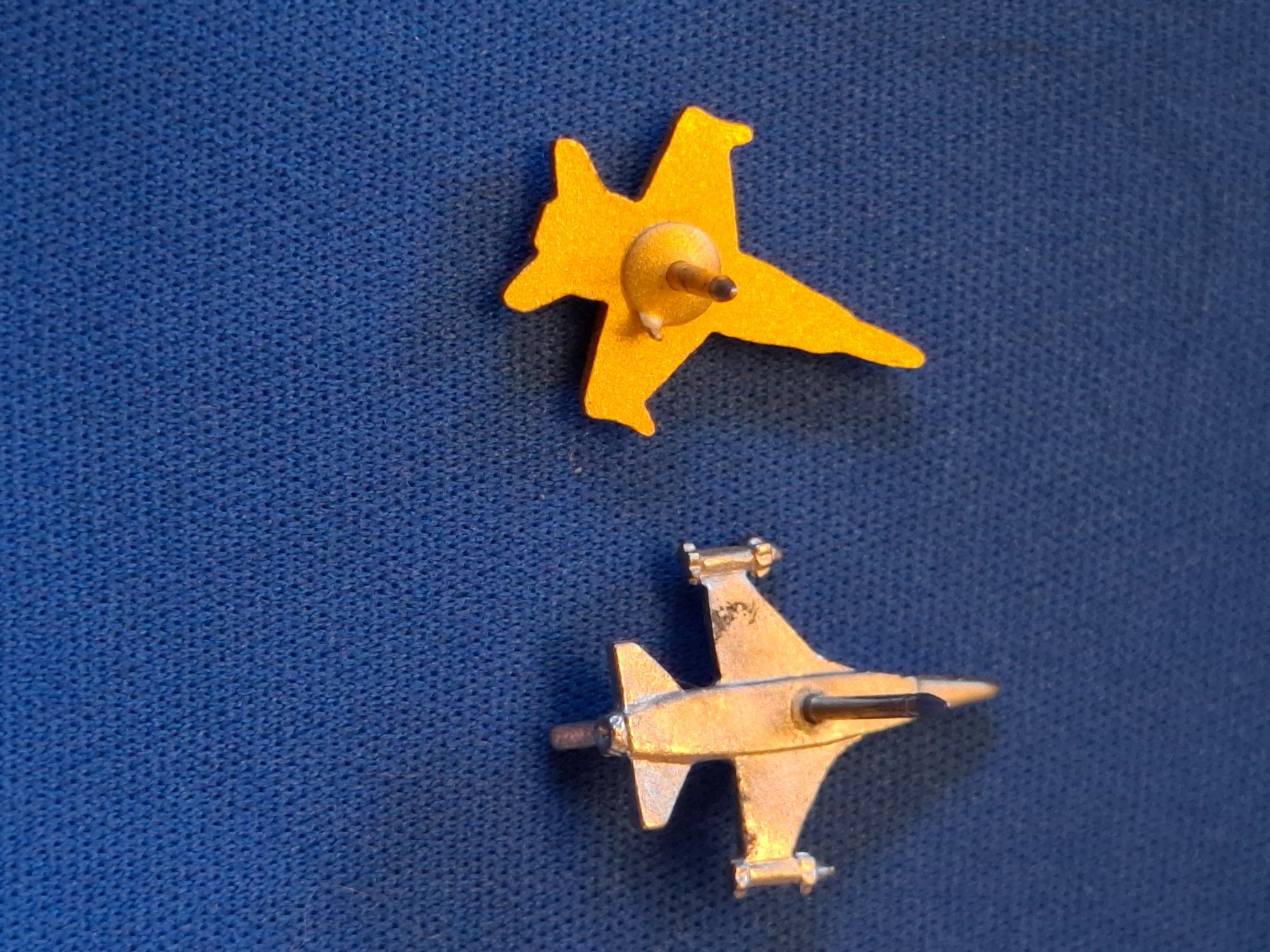 Schweizer Armee Placchette & Badge: Flugzeug FA-18 Pins, Anstecker, 2 Stk. – Usato da Schlieren venduto da Svenja7 8