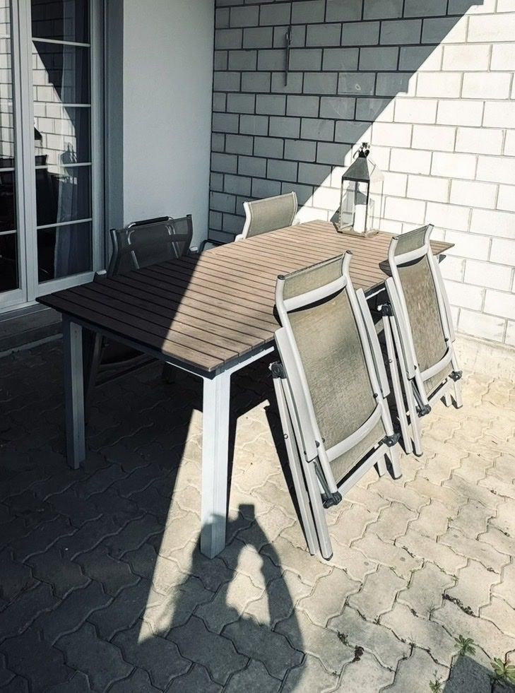 Set de table et chaises: Gartentisch mit 5 Stühlen  – D'occasion à Wolfhausen par sky-n-sand