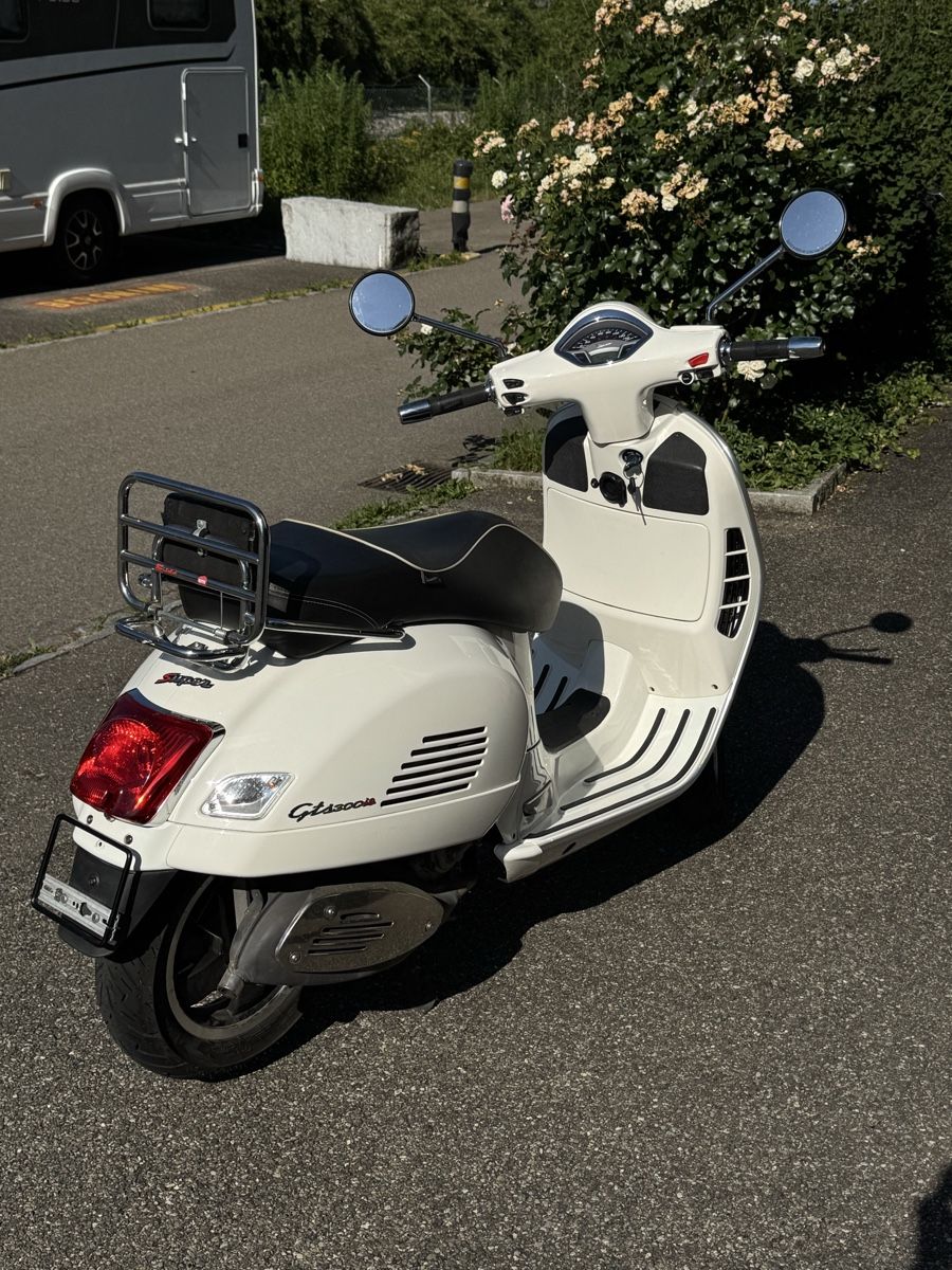 Vespa Scooters: Piaggio Vespa GTS Super 300 – Gebraucht aus Uerikon von ursulawettstein 1