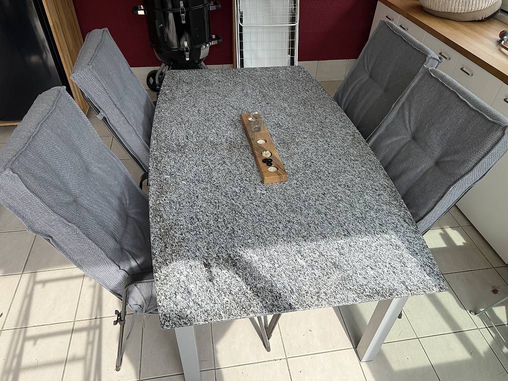Tischset: Granittisch mit 4 Gartenstühlen – Gebraucht aus Kirchberg BE von daeni10 1