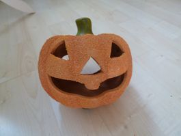 dekorative Halloween-Kürbislaterne aus  Keramik mit Stiel
