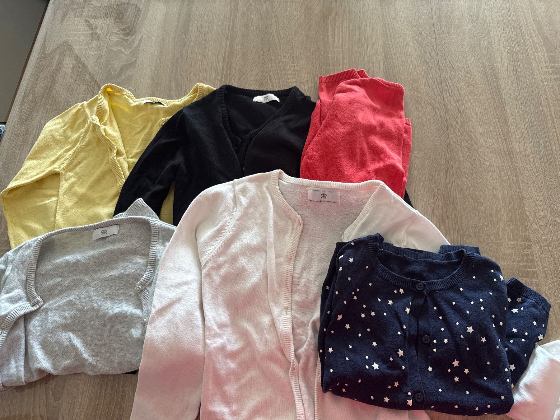 Giacche & Cappotti: 6 Mädchen Strickjacke – Usato da birsfelden venduto da Giuseppe70