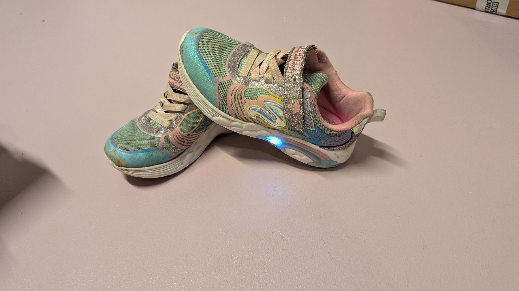 Scarpe per ragazze: sketchers schuhe gr 30 – Usato da Busswil BE venduto da Binchenbeetli