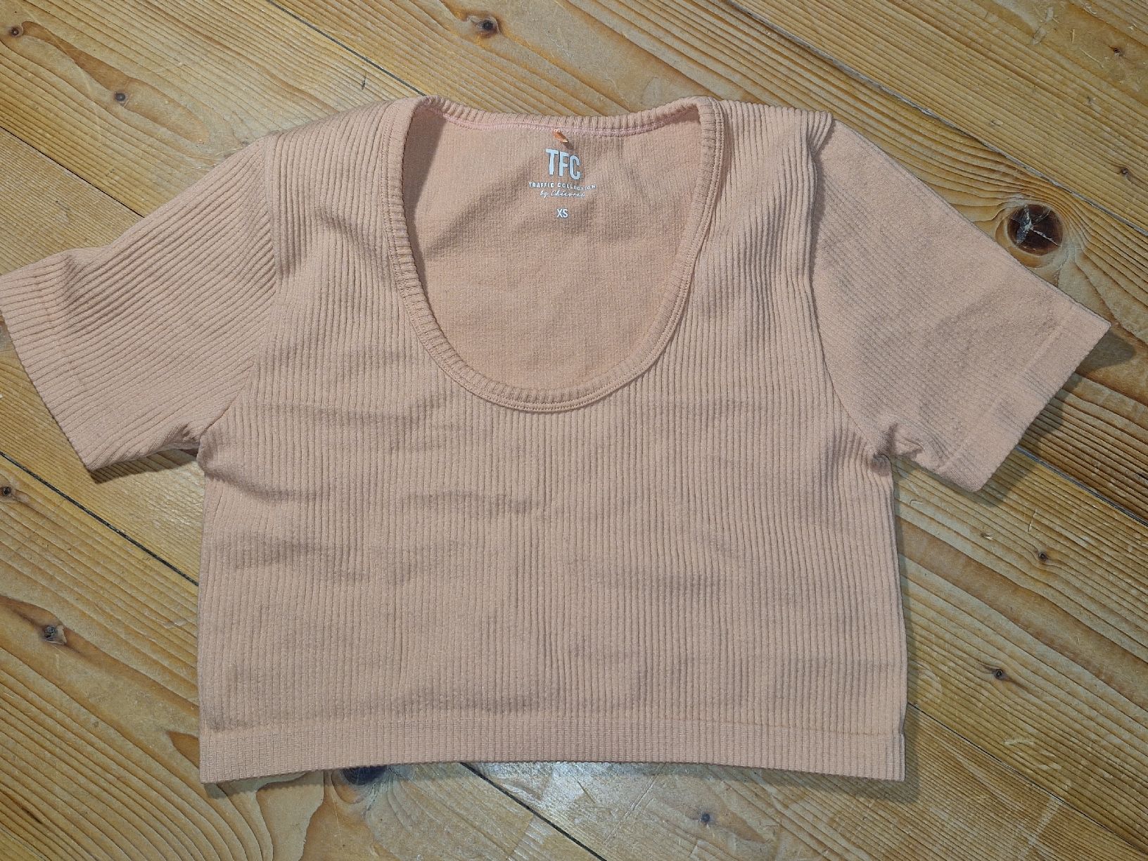T-shirt: lachsfarbenes cropped top – Usato da Lauerz venduto da a2411