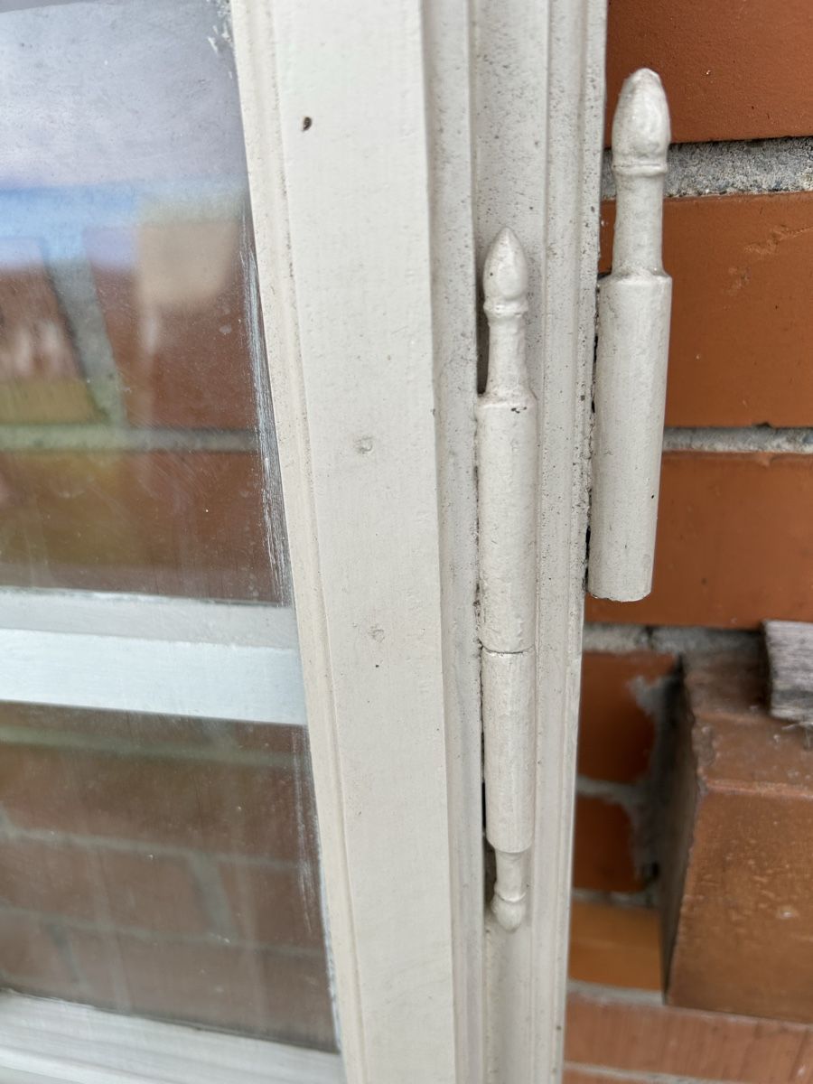 Fenster: Im Angebot ein rustikaler Fenster Flügel  – Gebraucht aus Gwatt (Thun) von ate_6ng8 8