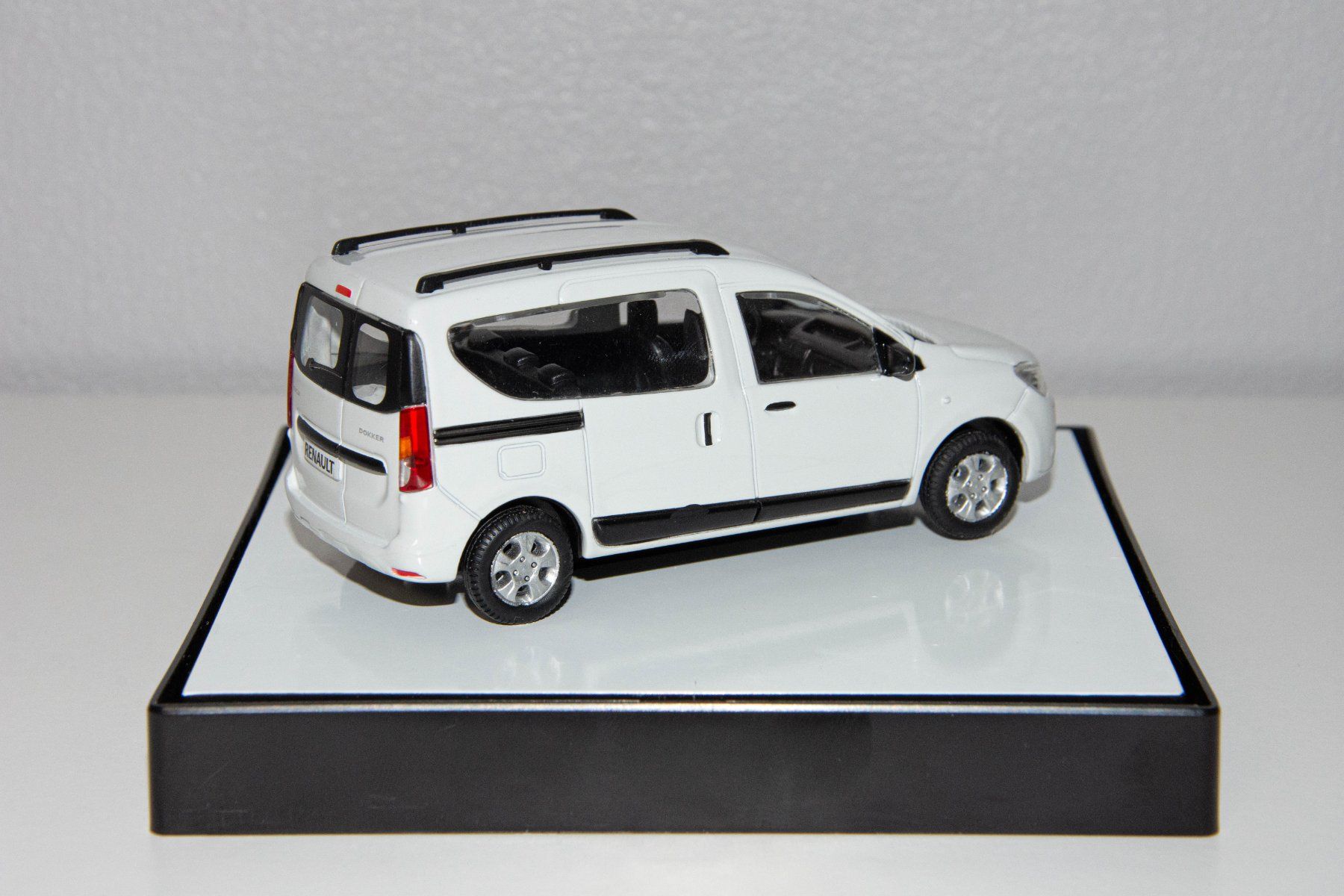 Dacia Modellini d'auto: Dacia Dokker (1/43) – Usato da Genève venduto da auto_miniatures 1