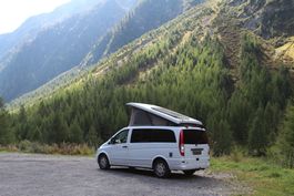 Mercedes Vito Campervan mit Hochstelldach und Solaranlage