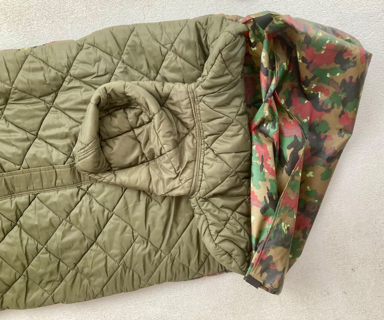 Schweizer Armee Sacchi a pelo: Armee-Schlafsack in Tarnfarbe occ. von 1974 wenig gebraucht – Usato da Rüegsauschachen venduto da Andyalfredo 6