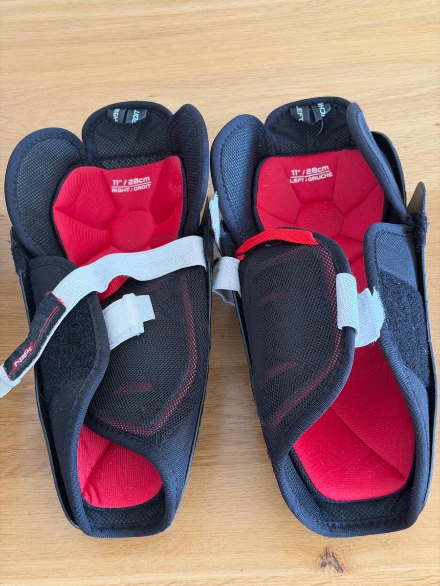 Bauer Pattini da ghiaccio: Bauer Eishockey Schienbeinschoner  – Usato da Urdorf venduto da Valeksi 1