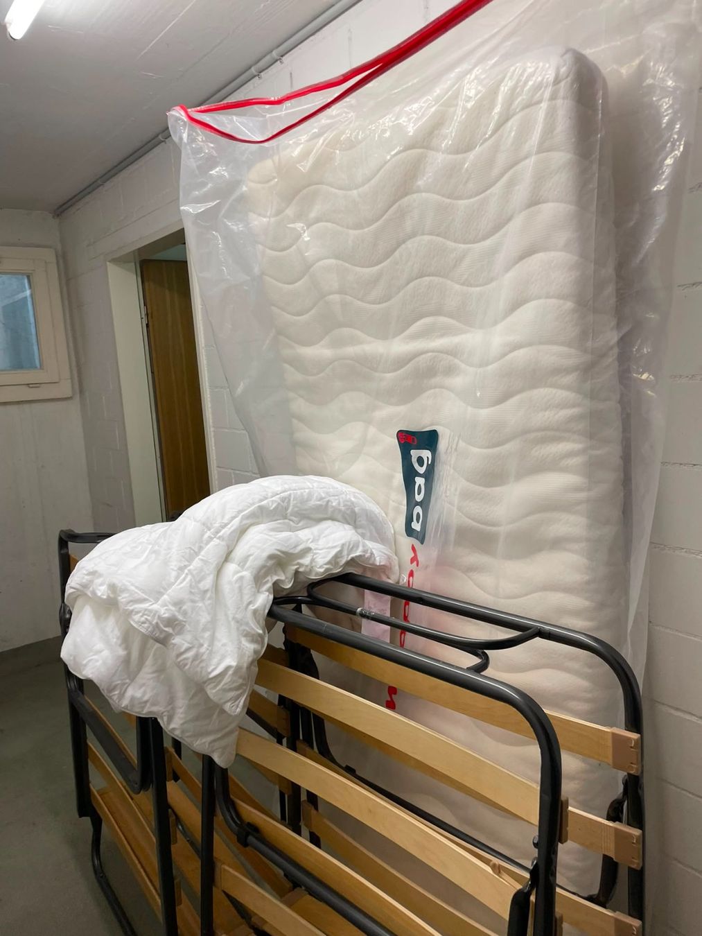 Betten: Klappbett 2 Stk + 1 Matratze – Gebraucht aus Schlieren von Disneylover 2
