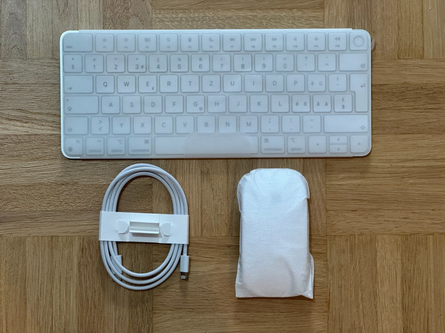 Apple Claviers: Magic Keyboard + Magic Mouse + Lightningkabel / TouchID – Neuf (Voir description) à Basel par Francis1337