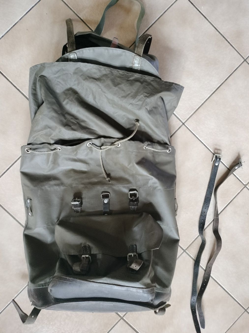 Schweizer Armee Zaini: Schweizer Armee Militär Rucksack mit Brotsack – Usato da Schwanden Sigrisw venduto da len_9yqg 3