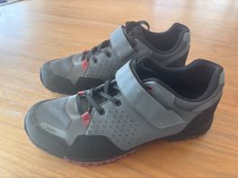 Veloplus Albis Velo Schuhe grau schwarz mit Cleats