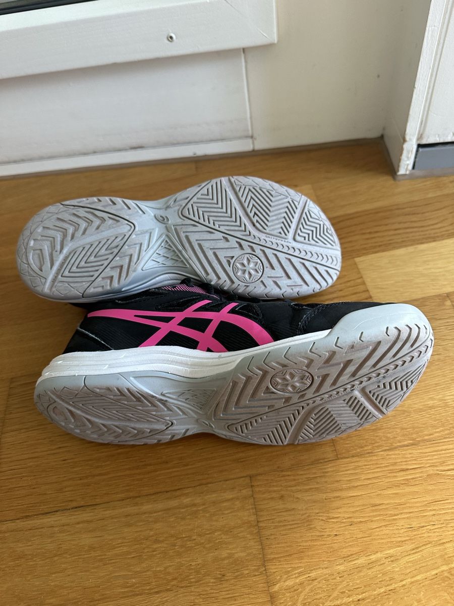 Asics Scarpe per ragazze: Asics Hallenschuhe Gr. 38 – Usato da Ostermundigen venduto da Clood 1
